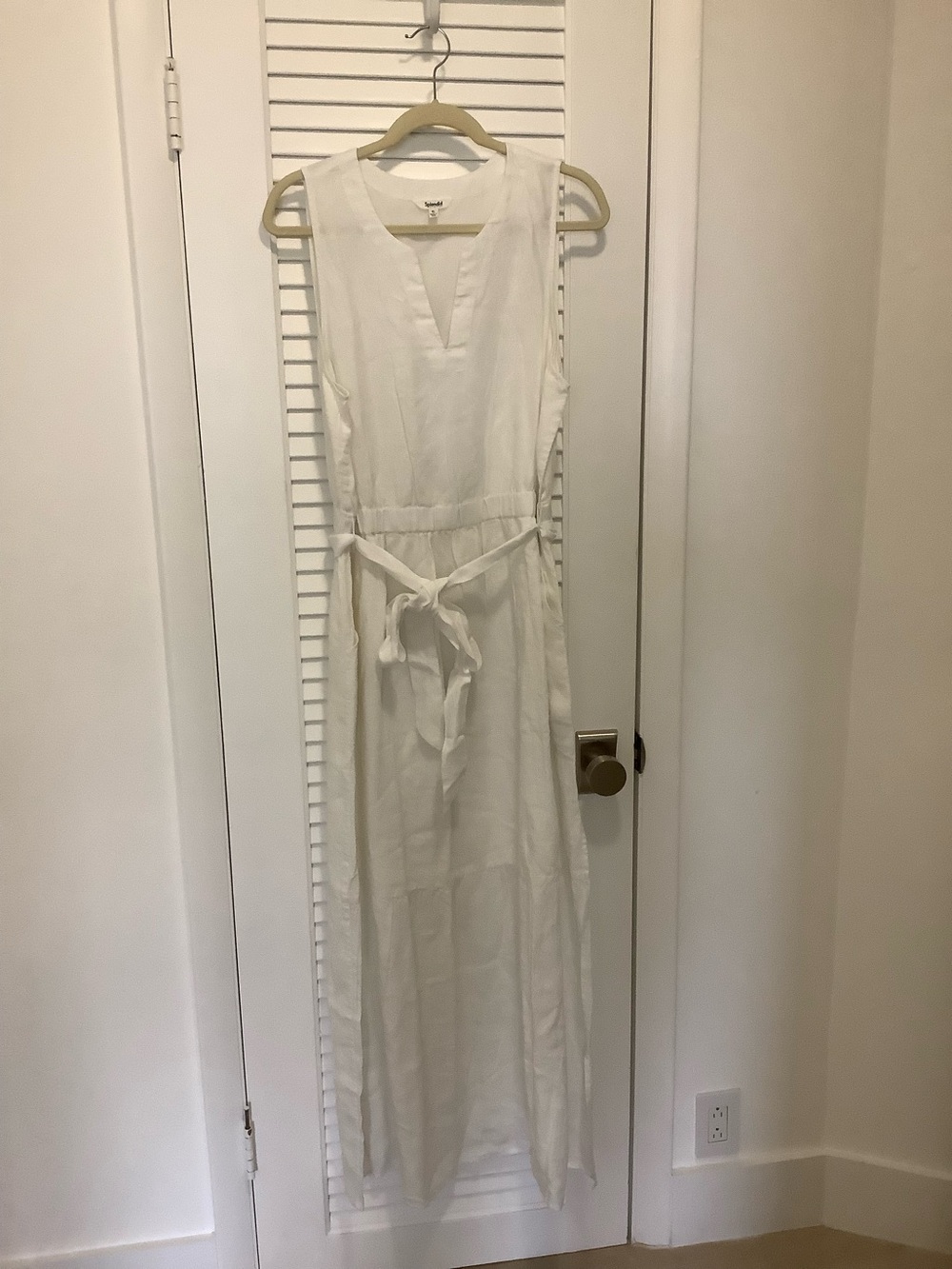 Splendid Sleeveless White Maxi Dress with Waist Tie